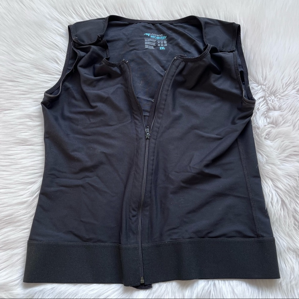 Marena recovery vest with zipper and clips